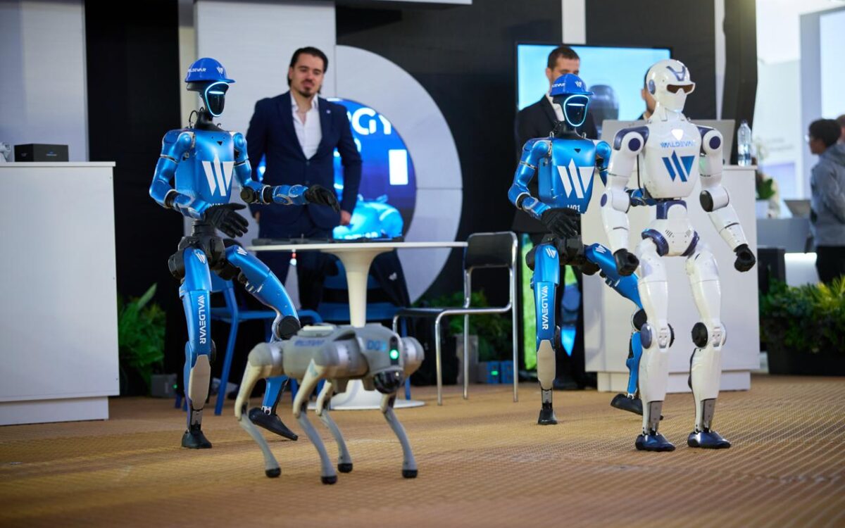 Roboți umanoizi și robot patruped în standul Waldevar Energy la ENERGY EXPO 2026